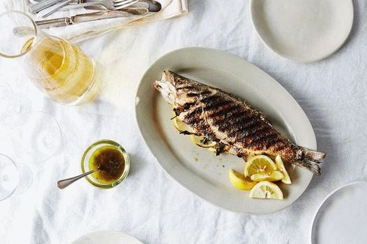 “希腊风格的整条烤鱼的照片”