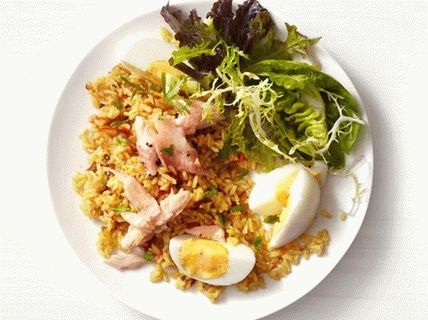 “用咖喱调味和烟熏鳟鱼的照片饭”