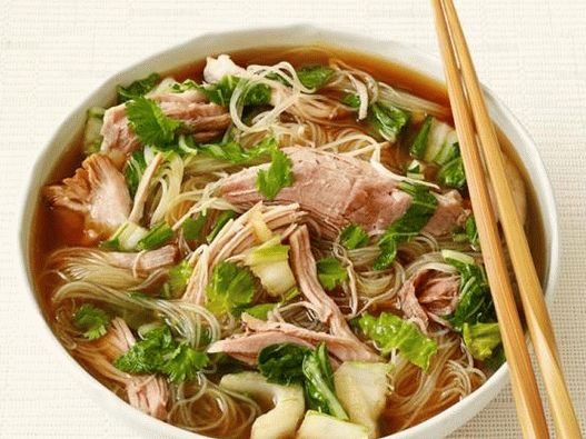“照片米粉与猪肉在慢炖锅”