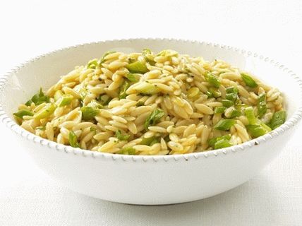 “Orzo意大利烩饭配葱的照片”