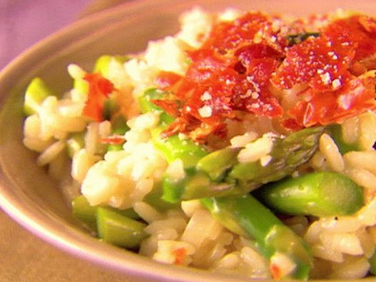 “烩饭配香槟，火腿和芦笋的照片”