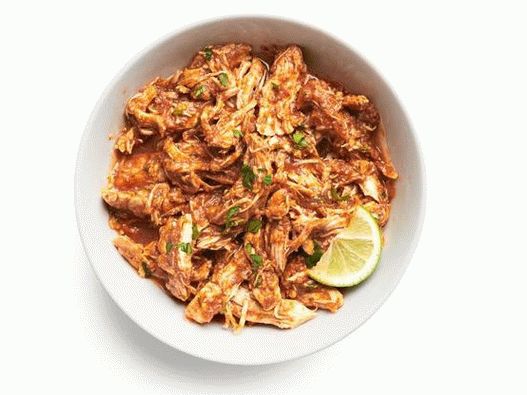 “在慢炖锅中照片衣衫褴褛的鸡”
