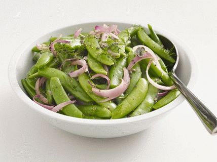 “照片糖豌豆荚配红洋葱和香草”