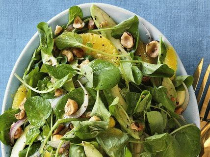 “牛油果，豆瓣菜和橘子的照片沙拉”