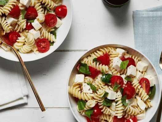 “照片Fusilli意大利面沙拉配番茄和新鲜的马苏里拉奶酪”