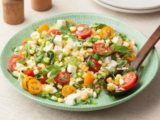 “照片生玉米沙拉配番茄”