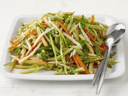 “照片亚洲风格玉米，hikama和胡萝卜沙拉”
