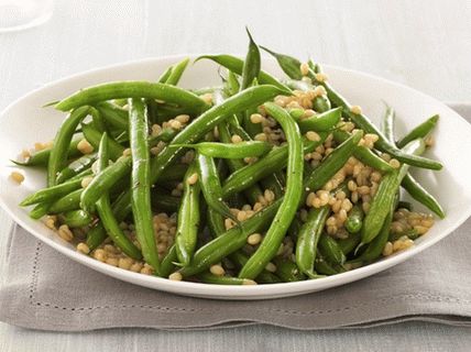“照片沙拉配青豆和小麦”