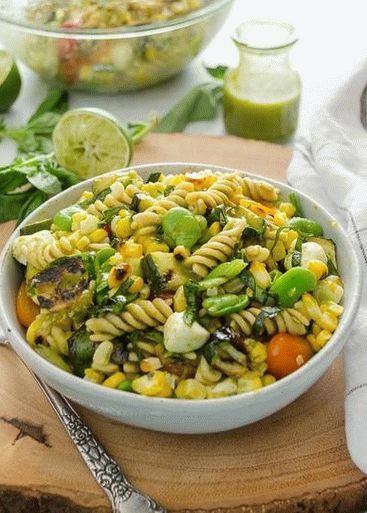 “照片Succotash沙拉配意大利面和烤蔬菜”