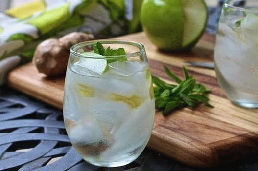 “从薄荷白葡萄酒照片桑格利亚汽酒”