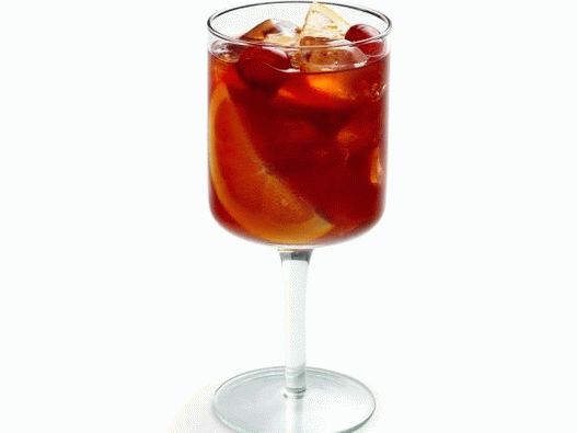 “桑格利亚与苦艾酒和姜汁啤酒的照片”