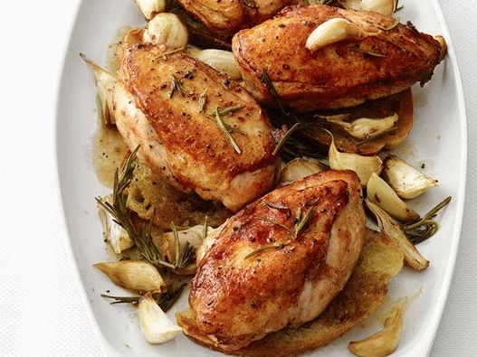 “鸡肉和烤大蒜加迷迭香酱的照片三明治” “鸡肉和烤大蒜加迷迭香酱的照片三明治”