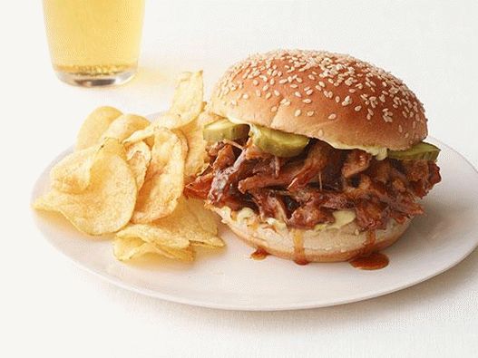 “照片卡真式猪肉三明治在慢炖锅中炖”