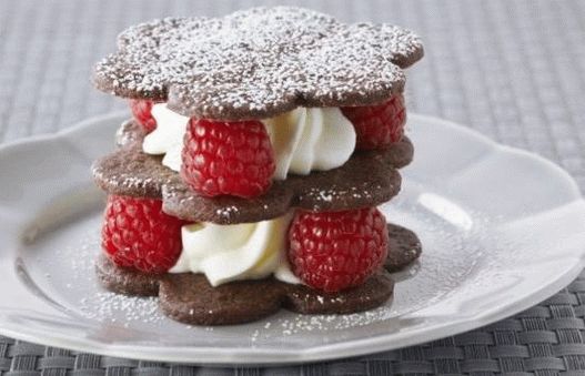 “带有覆盆子的照片巧克力脆饼”