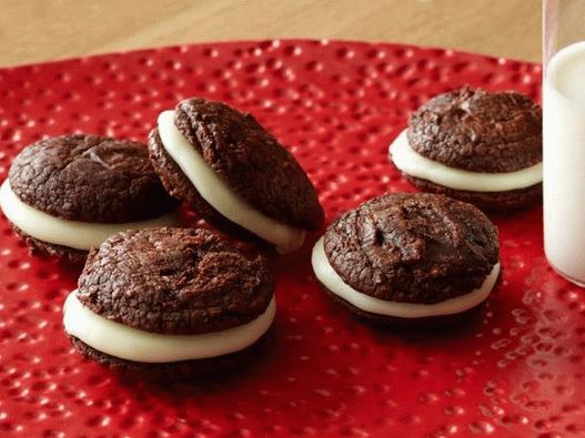 “照片巧克力夹心饼干塞满了白色焦糖巧克力”