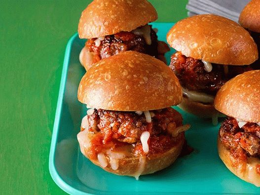 “带迷你肉丸的照片滑块汉堡”