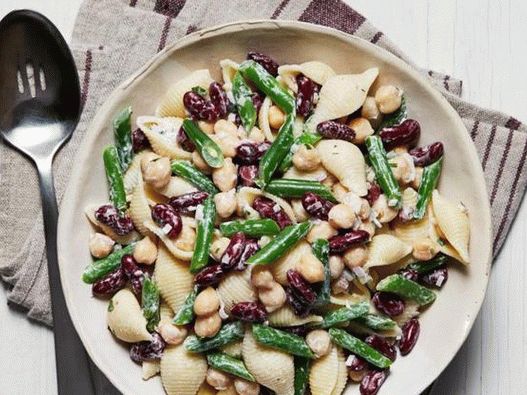 “照片奶油沙拉配意大利面和豆子”