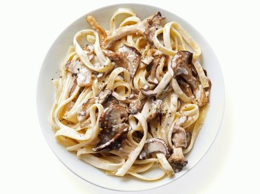 “照片奶油酱配蘑菇和意大利面食的戈贡佐拉奶酪”