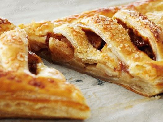 “照片泡芙百叶窗与苹果和焦糖填充”