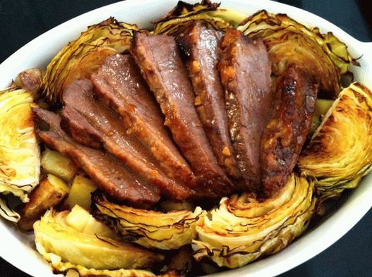 “腌牛肉炖白菜和土豆的照片”