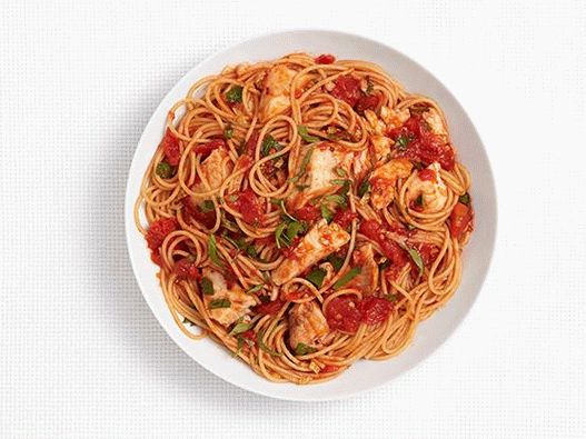 “意大利面配辣番茄酱罗非鱼的照片”