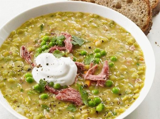 “照片切碎的豌豆汤，在慢炖锅中慢煮”