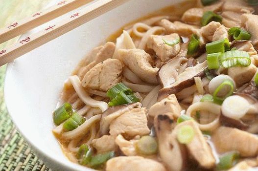 “照片乌冬面汤配鸡肉和葱（Tori