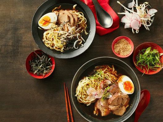 “炖猪肉的照片拉面汤”