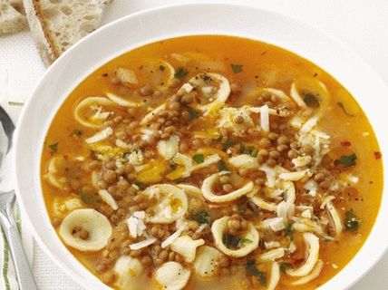 “扁豆和意大利面食的照片汤”