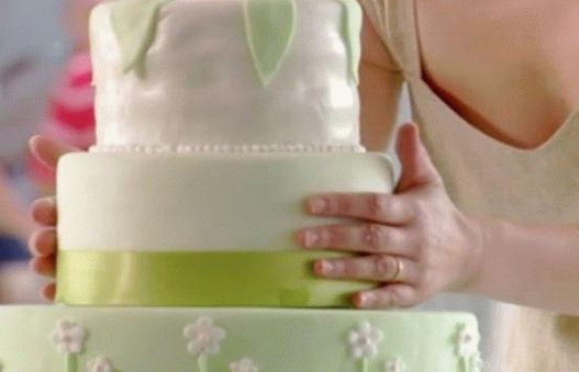 “白色巧克力和浆果的照片婚礼蛋糕”