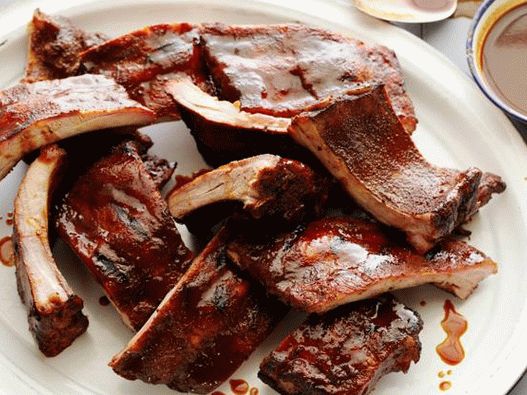 “在橙色腌烤肉排骨的照片”
