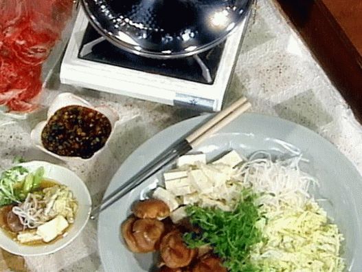 “涮锅配牛肉和蘑菇的照片”