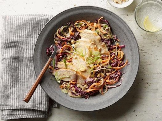 “照片泰国蔬菜鸡肉咖喱面条（Whole30