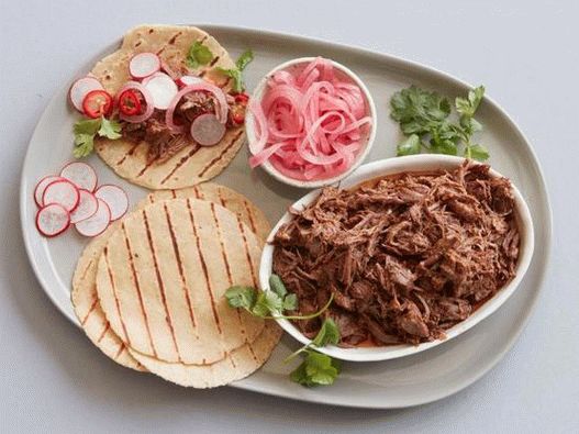 “烤牛肉barbacoa炸玉米饼的照片”