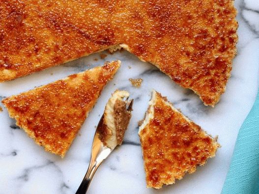 “Tarte焦糖布丁配turbinado糖的照片”