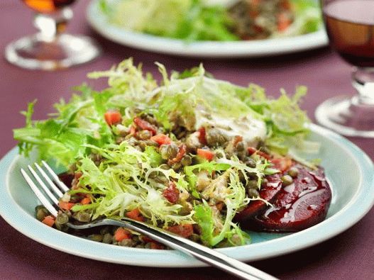 “照片温暖的沙拉配扁豆和烤山羊奶酪甜菜”