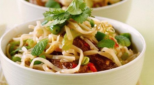 “照片温暖沙拉配米粉”