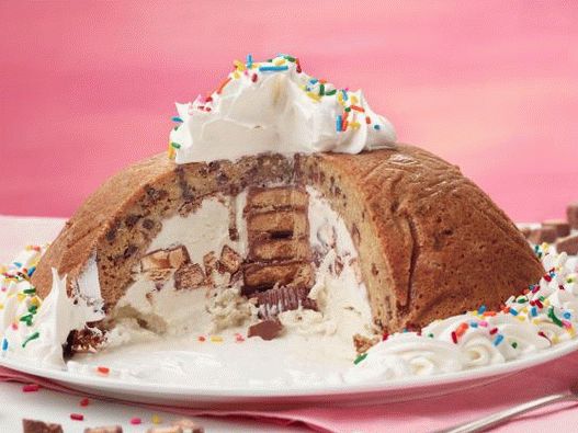 “巧克力和冰淇淋饼干炸弹蛋糕的照片”