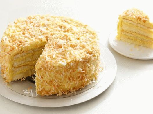 “椰子馅和黄油奶油的照片蛋糕”