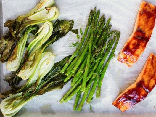 “在烤箱里的照片晚餐：三文鱼配釉海鲜和白菜bok-choi
