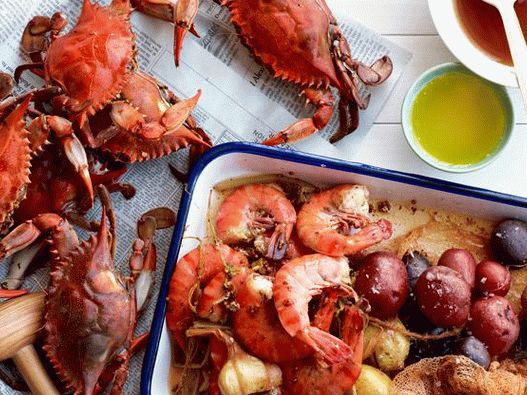 “照片煮熟的螃蟹和虾用土豆在香料”
