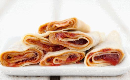 “照片匈牙利Palacinta煎饼配果酱和花生酱”