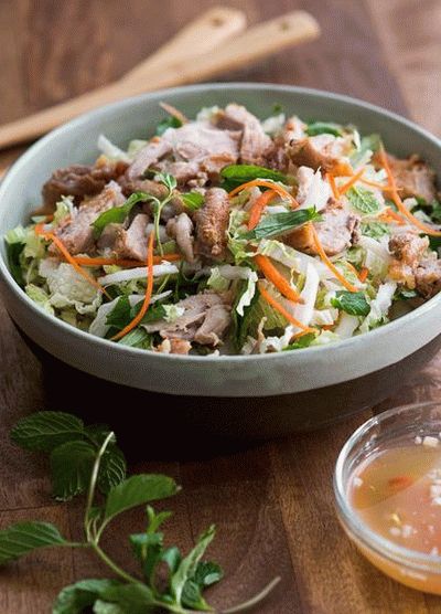 “照片越南沙拉配鸡肉，卷心菜和薄荷”