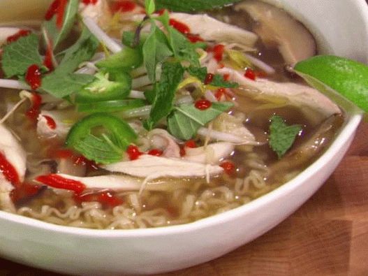 “越南佛哈汤照片（鸡肉面条汤）”