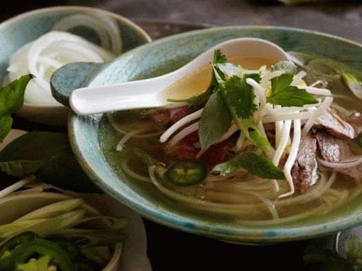 “越南米粉汤配牛肉的照片”