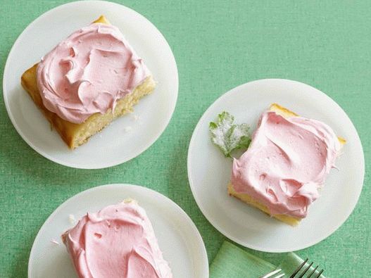 “照片维多利亚蛋糕与粉红色的天竺葵”