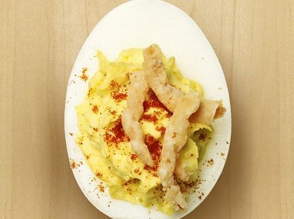 “用墨西哥胡椒塞满鸡蛋的照片”