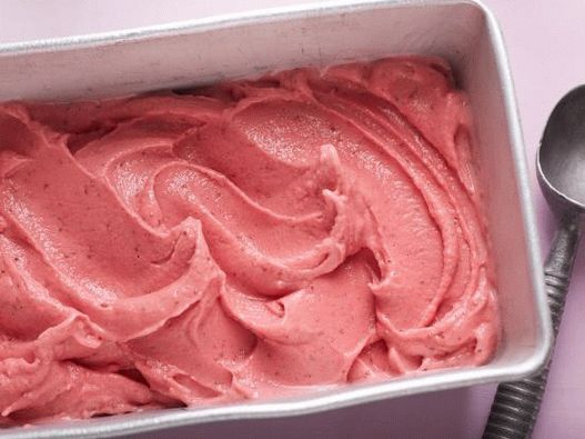 “冷冻草莓酸奶的照片”
