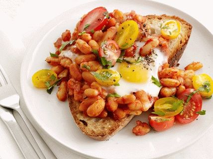 “烤豆子和西红柿烤鸡蛋的照片”