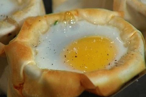 “烤鸡蛋在filo篮子里的蘑菇”